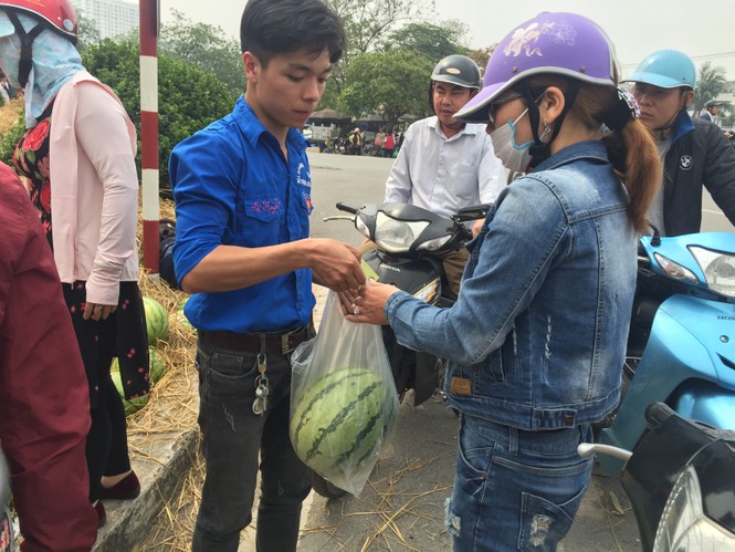 Bán hết 20 tấn dưa ủng hộ người dân Quảng Ngãi trong sáng 3/4 - ảnh 2