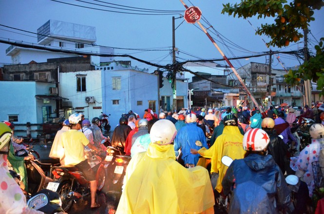Đường phố Sài Gòn chìm trong biển nước sau cơn mưa trái mùa - ảnh 10