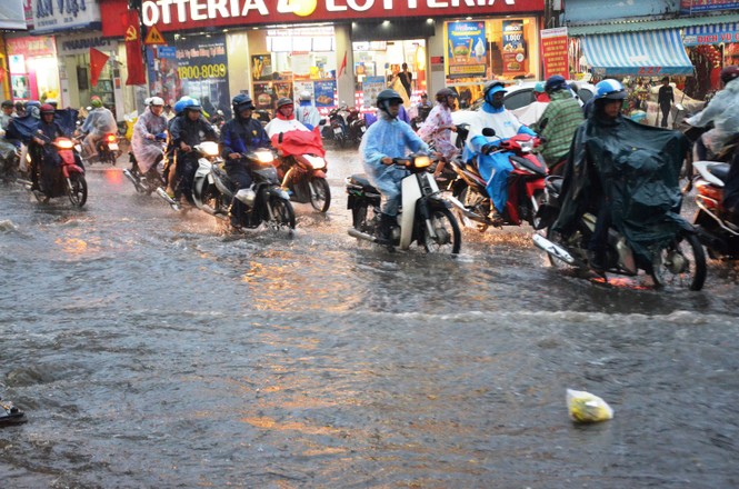 Đường phố Sài Gòn chìm trong biển nước sau cơn mưa trái mùa - ảnh 1
