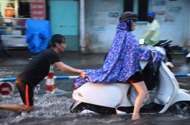 Đường phố Sài Gòn chìm trong biển nước sau cơn mưa trái mùa - ảnh 7