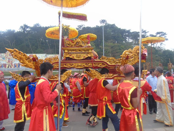 Trẩy hội Đền Hùng xem rước kiệu, gói bánh chưng - ảnh 4