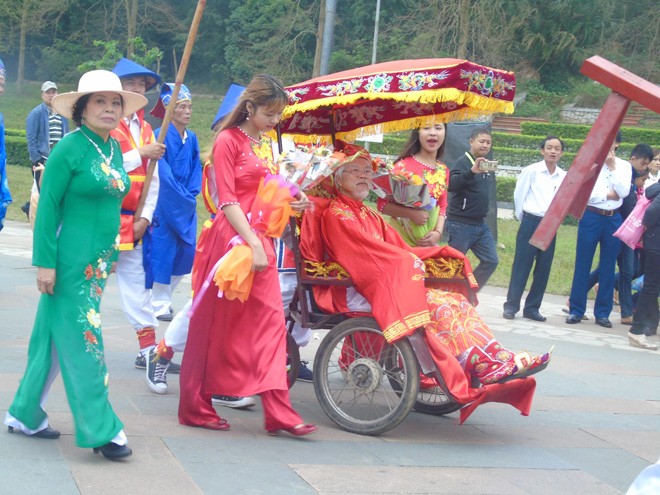 Trẩy hội Đền Hùng xem rước kiệu, gói bánh chưng - ảnh 5