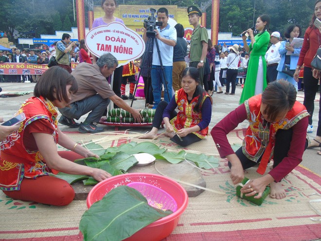 Trẩy hội Đền Hùng xem rước kiệu, gói bánh chưng - ảnh 11