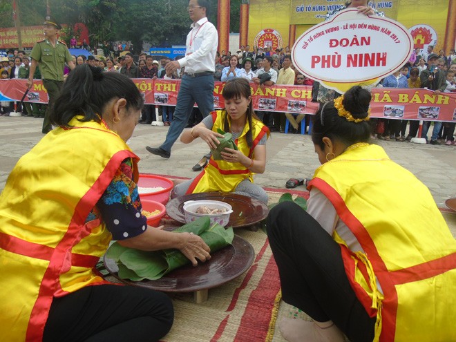 Trẩy hội Đền Hùng xem rước kiệu, gói bánh chưng - ảnh 9