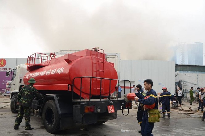 Gần 100 người căng mình dập lửa kho hàng trên đường Phạm Hùng - ảnh 1
