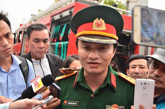 Gần 100 người căng mình dập lửa kho hàng trên đường Phạm Hùng - ảnh 10