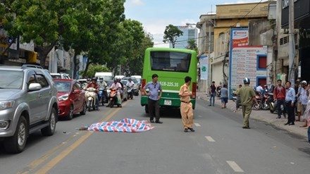 BẢN TIN ATGT: Bốn nữ sinh bị tàu hỏa đâm thương vong - ảnh 5