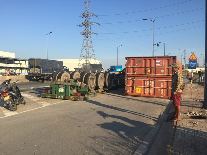 Xe container bất ngờ lật nhào giữa đường - ảnh 2