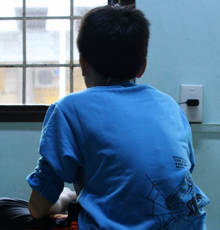 Học sinh sợ hãi bỏ trường trốn về quê vì bị giáo viên đánh đập - ảnh 1
