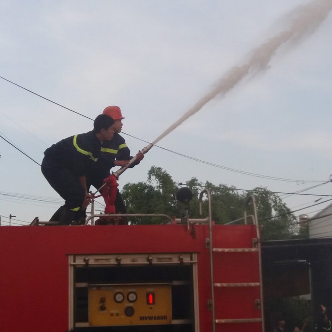 Quán giải khát bốc cháy rừng rực sau mưa - ảnh 1