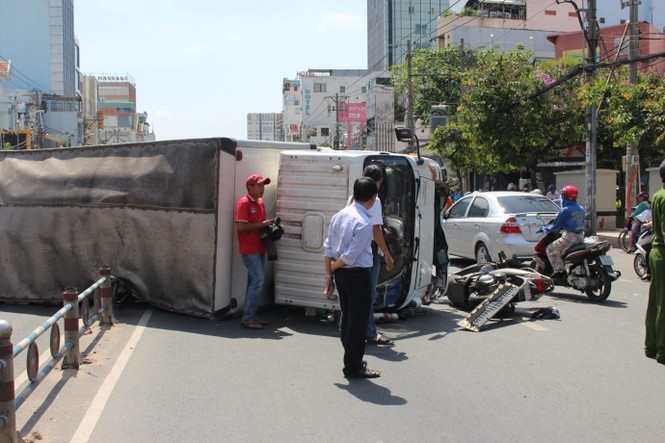 BẢN TIN ATGT: Xe máy kẹp 4 va chạm với xe tải, 2 mẹ con tử vong tại chỗ - ảnh 3
