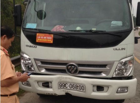 BẢN TIN ATGT: Xe máy kẹp 4 va chạm với xe tải, 2 mẹ con tử vong tại chỗ - ảnh 4