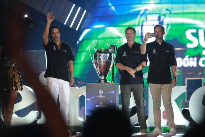 Nhìn gần 'bảo vật' của Champions League tại Sài Gòn - ảnh 15