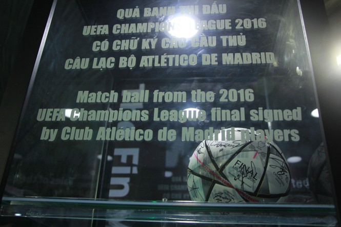 Nhìn gần 'bảo vật' của Champions League tại Sài Gòn - ảnh 2