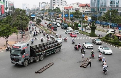 10 ống thép nặng hàng tấn lao từ xe đầu kéo xuống đường - ảnh 1