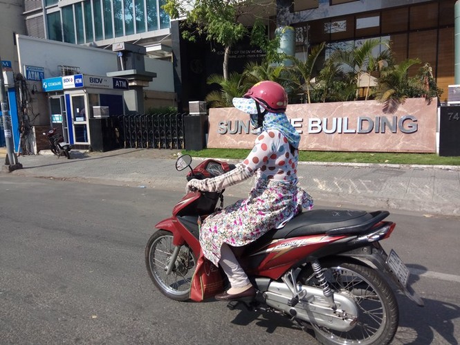 Người Sài Gòn khổ sở với nắng nóng đầu mùa - ảnh 2