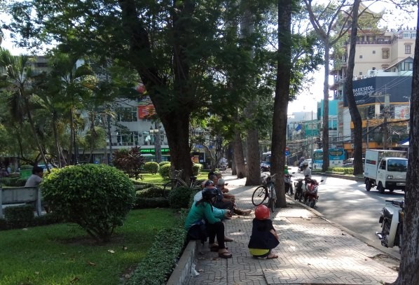 Người Sài Gòn khổ sở với nắng nóng đầu mùa - ảnh 3