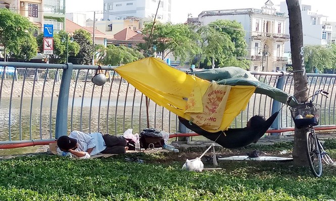 Người Sài Gòn khổ sở với nắng nóng đầu mùa - ảnh 7