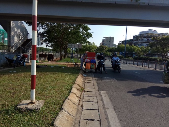 Người Sài Gòn khổ sở với nắng nóng đầu mùa - ảnh 8
