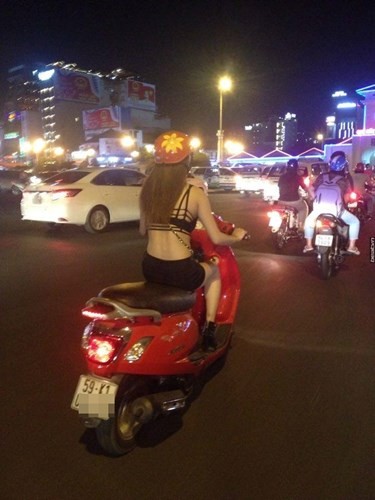 Thiếu nữ gây choáng với mốt thời trang ‘tả tơi’ khoe thân trên phố - ảnh 4