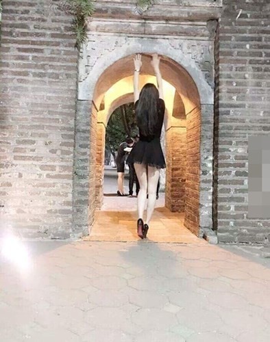 Thiếu nữ gây choáng với mốt thời trang ‘tả tơi’ khoe thân trên phố - ảnh 6
