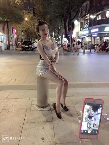 Thiếu nữ gây choáng với mốt thời trang ‘tả tơi’ khoe thân trên phố - ảnh 3