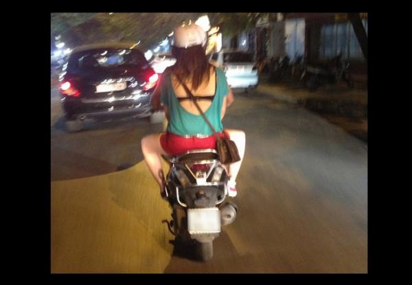 Thiếu nữ gây choáng với mốt thời trang ‘tả tơi’ khoe thân trên phố - ảnh 7