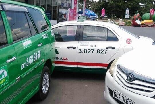 Taxi Mai Linh bị chặn đầu khoá đuôi, lái xe bị đánh nhập viện - ảnh 1