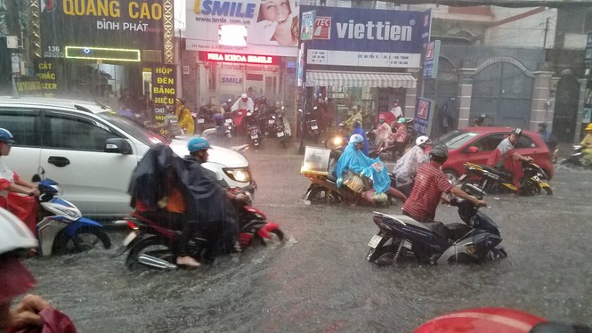 Đường phố Sài Gòn thành sông trong cơn mưa mù trời - ảnh 9