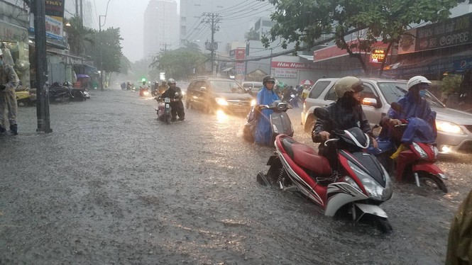 Đường phố Sài Gòn thành sông trong cơn mưa mù trời - ảnh 10