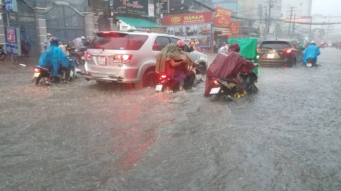 Đường phố Sài Gòn thành sông trong cơn mưa mù trời - ảnh 11