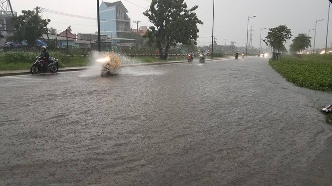 Đường phố Sài Gòn thành sông trong cơn mưa mù trời - ảnh 13