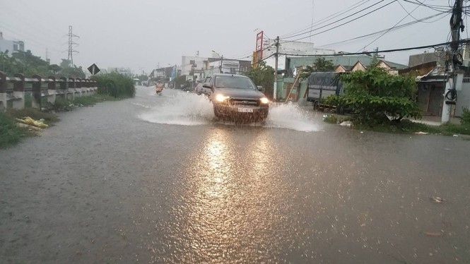 Đường phố Sài Gòn thành sông trong cơn mưa mù trời - ảnh 14
