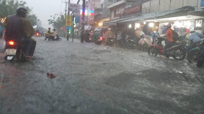 Đường phố Sài Gòn thành sông trong cơn mưa mù trời - ảnh 1