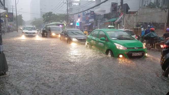 Đường phố Sài Gòn thành sông trong cơn mưa mù trời - ảnh 2