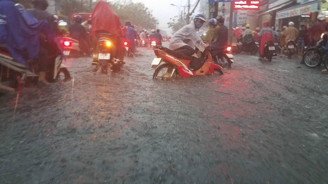 Đường phố Sài Gòn thành sông trong cơn mưa mù trời - ảnh 3