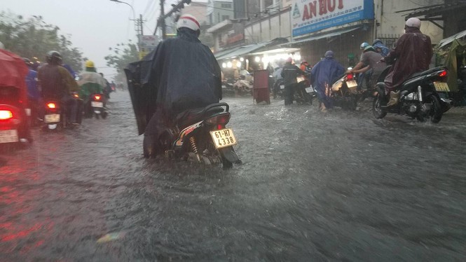 Đường phố Sài Gòn thành sông trong cơn mưa mù trời - ảnh 4