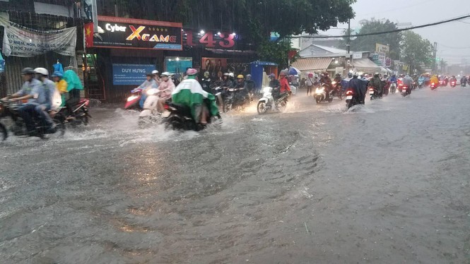 Đường phố Sài Gòn thành sông trong cơn mưa mù trời - ảnh 5