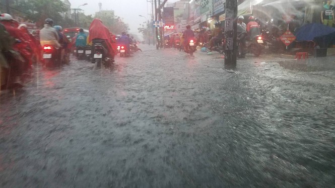 Đường phố Sài Gòn thành sông trong cơn mưa mù trời - ảnh 6
