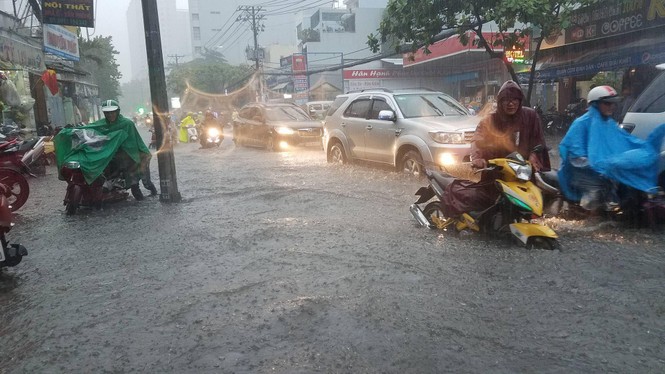 Đường phố Sài Gòn thành sông trong cơn mưa mù trời - ảnh 7