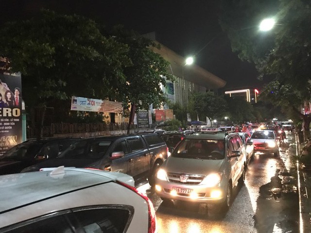 Đường phố Hà Nội ngập trong biển nước sau cơn mưa lớn - ảnh 14