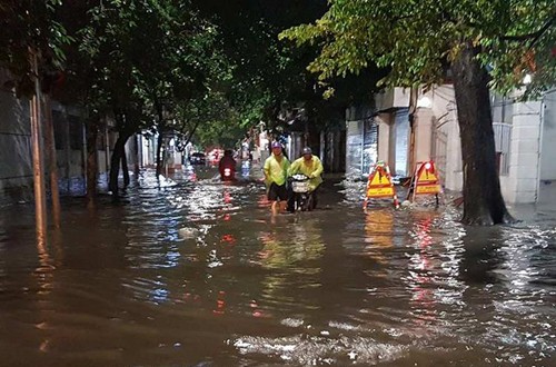 Đường phố Hà Nội ngập trong biển nước sau cơn mưa lớn - ảnh 12
