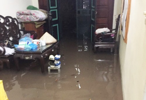 Đường phố Hà Nội ngập trong biển nước sau cơn mưa lớn - ảnh 13