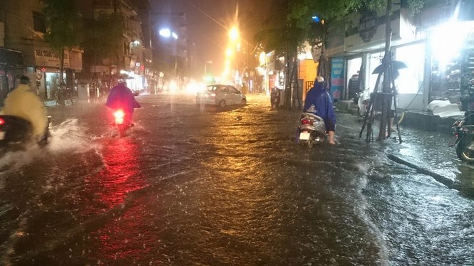 Đường phố Hà Nội ngập trong biển nước sau cơn mưa lớn - ảnh 1