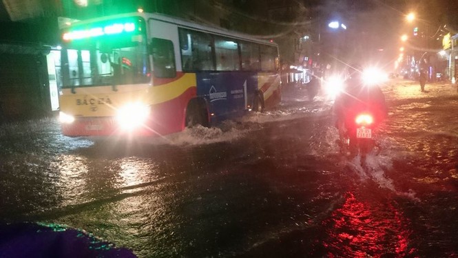 Đường phố Hà Nội ngập trong biển nước sau cơn mưa lớn - ảnh 2