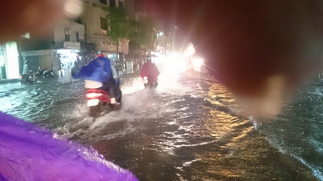 Đường phố Hà Nội ngập trong biển nước sau cơn mưa lớn - ảnh 5
