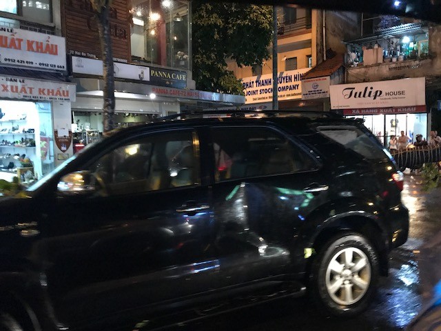 Đường phố Hà Nội ngập trong biển nước sau cơn mưa lớn - ảnh 11