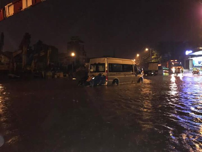 Đường phố Hà Nội ngập trong biển nước sau cơn mưa lớn - ảnh 6