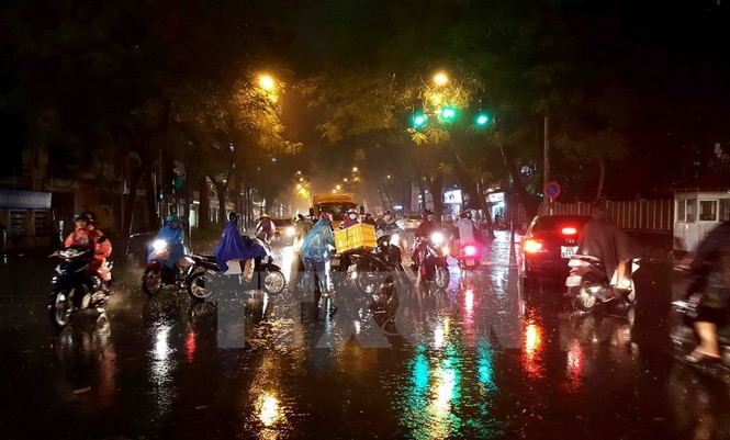 Đường phố Hà Nội ngập trong biển nước sau cơn mưa lớn - ảnh 9