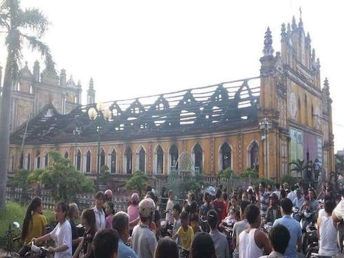 Nhà thờ cổ ở Nam Định bốc cháy trong đêm - ảnh 1